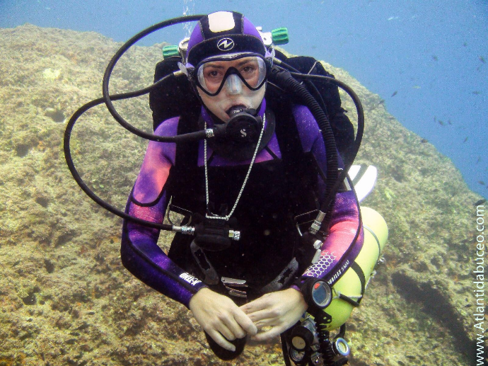 Buceador durante el curso Advanced Open Water Diver en Alicante
